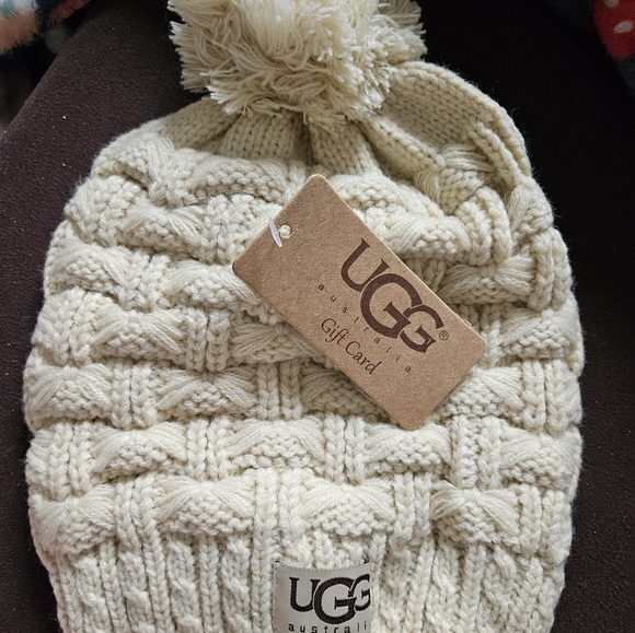 UGG Australia Winter beanie hat and scarf/never worn - Picture 5 of 6